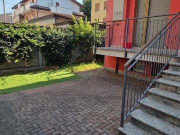 Trilocale con giardino e box