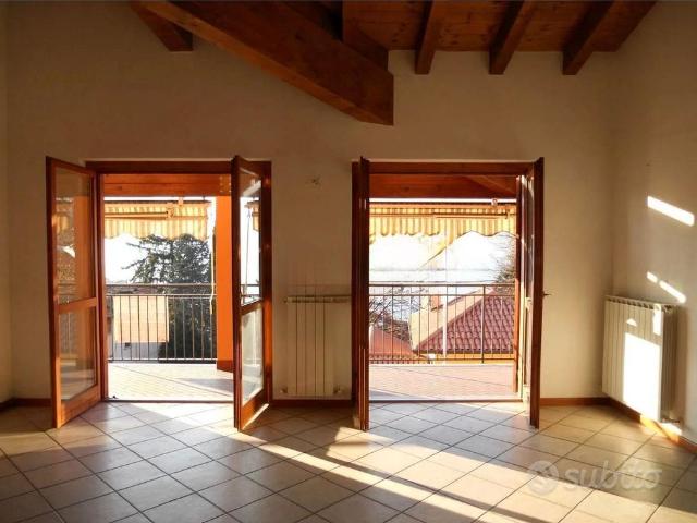 Trilocale con terrazzo a Lecco