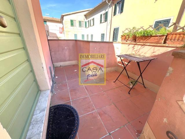 Trilocale con terrazzo, Calci la corte
