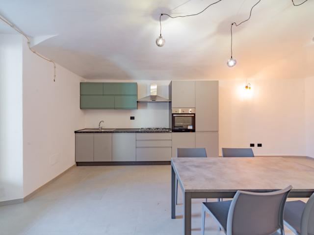 trilocale con terrazzo e parzialmente arredato in centro caraglio!