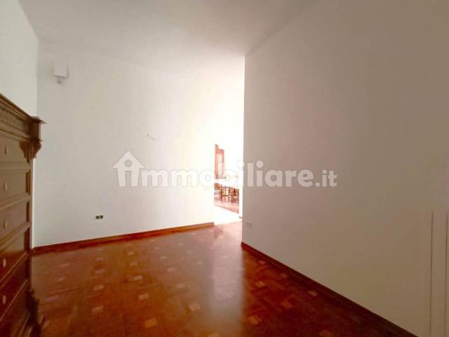 Trilocale Abate Gimma 15, Murat, Bari