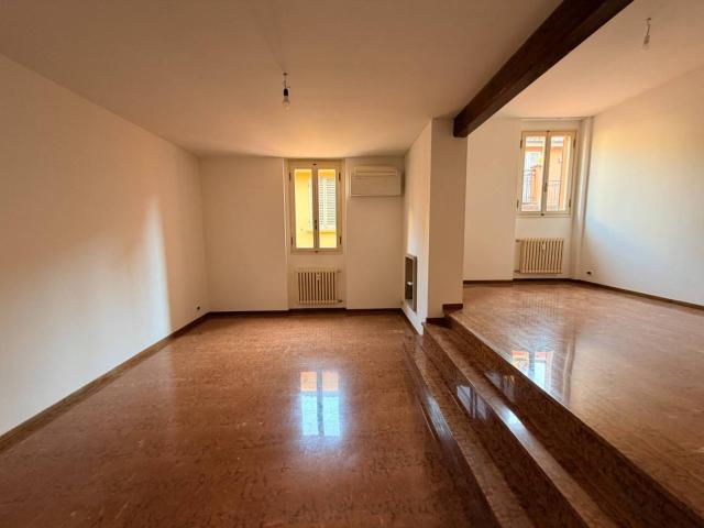 Trilocale buono stato, secondo piano, Centro Storico, Bologna