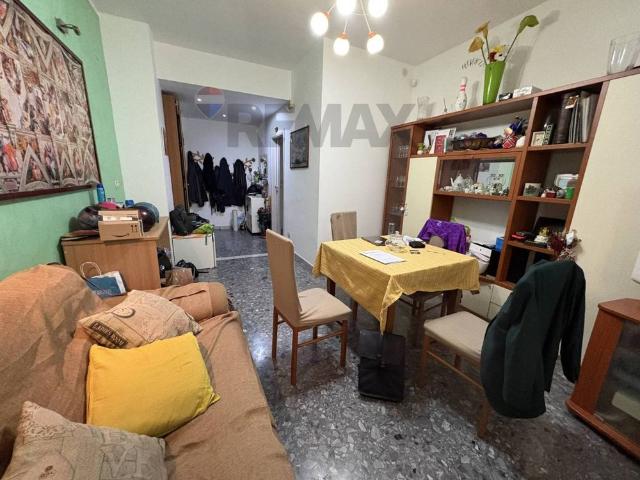Trilocale buono stato, piano terra, Pigna Omodeo, Napoli
