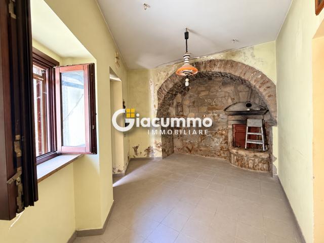 Trilocale da ristrutturare in via giuseppe garibaldi, Castelmezzano
