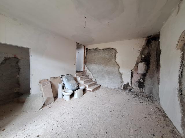 Trilocale da ristrutturare in via folignate 1, Visso