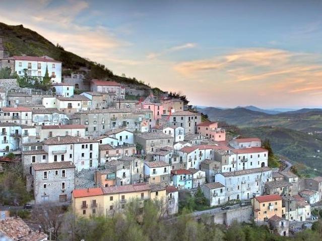 Trilocale da ristrutturare in vico iii ariosto, San Fele