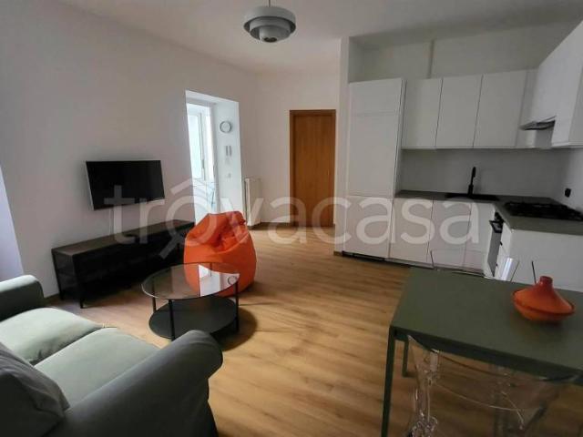 Trilocale in affitto a Milano via Lazzaro Palazzi, Porta Venezia