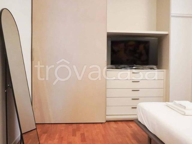 Trilocale in affitto a Milano via Valpetrosa, Carrobbio
