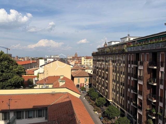 Trilocale in affitto a Monza, Centro Storico