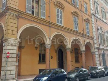 Trilocale in affitto a Bologna via Galliera, Centro Storico