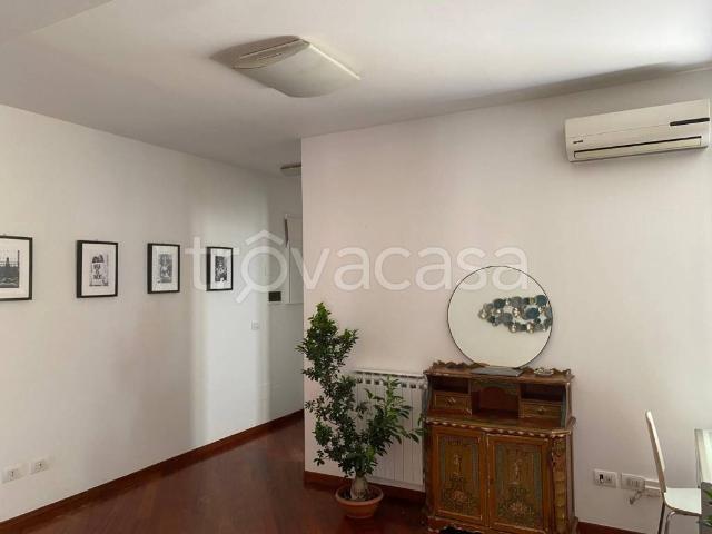 Trilocale in affitto a Bologna via Riva di Reno, 23, San Felice