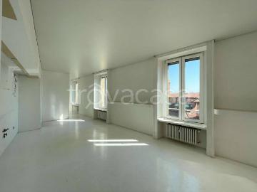 Trilocale in affitto a Bologna via Rizzoli, Centro Storico