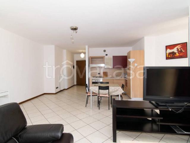 Trilocale in affitto a Como via Carloni, 20, Borghi