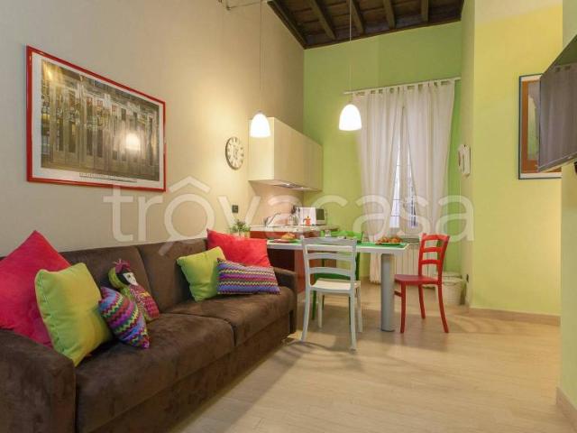 Trilocale in affitto a Roma via dei Crociferi, Trevi