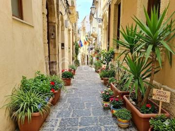 Trilocale in affitto a Siracusa via Mario Gemellaro, 18, Ortigia