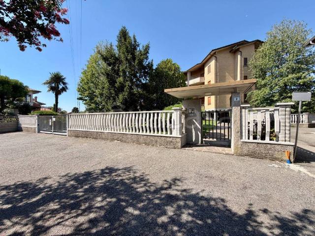 Trilocale in affitto a Solaro via Isonzo, 2, Villaggio Brollo