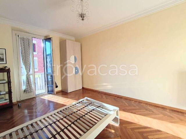 Trilocale in affitto a Torino via domodossola 8, Parella