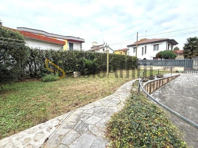 Trilocale in affitto ad Albiate