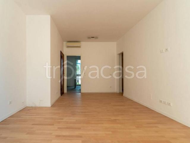 Trilocale in vendita a Milano via Mincio, 5, Corvetto