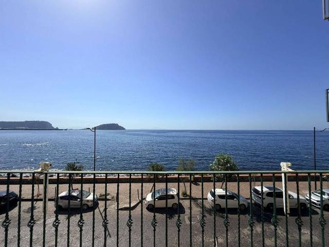 Trilocale in vendita a Pozzuoli via Napoli