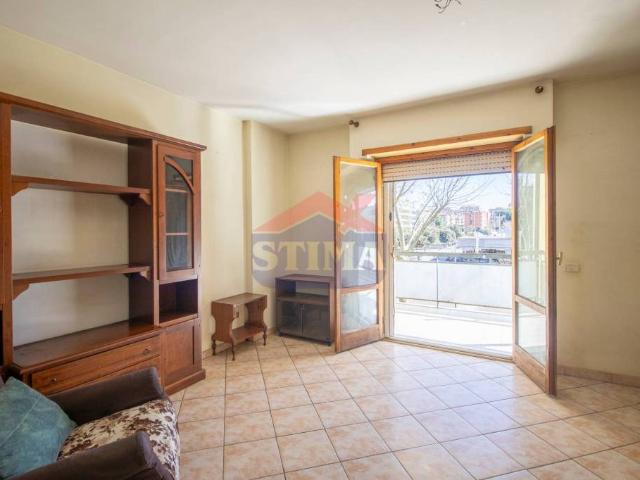 Trilocale in vendita a Roma via Casal Tidei, 4, San Basilio