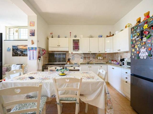 Trilocale in vendita a Roma via Guarene, Piana del Sole