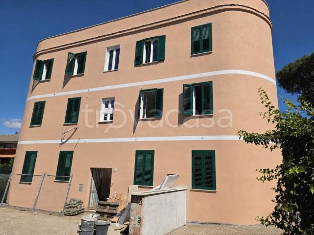 Trilocale in vendita a Roma via Lucciano, Quarto Miglio