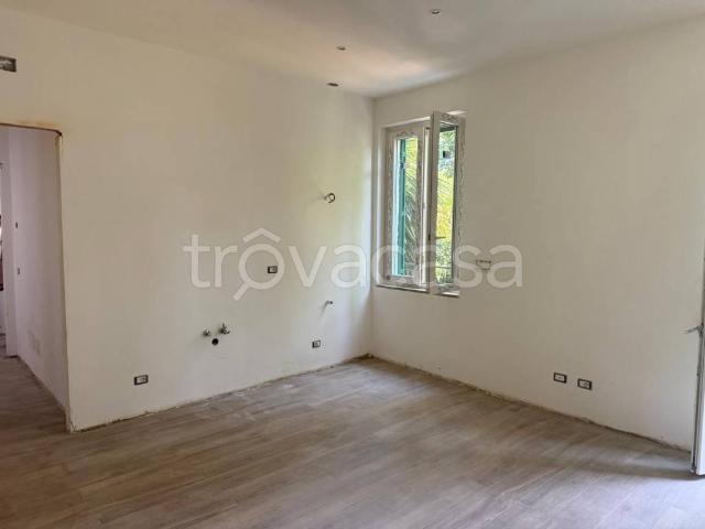 Trilocale in vendita a Roma via Lucciano, Quarto Miglio