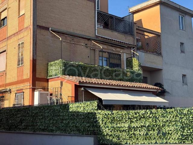 Trilocale in vendita a Roma via Legnano, 73, Morena