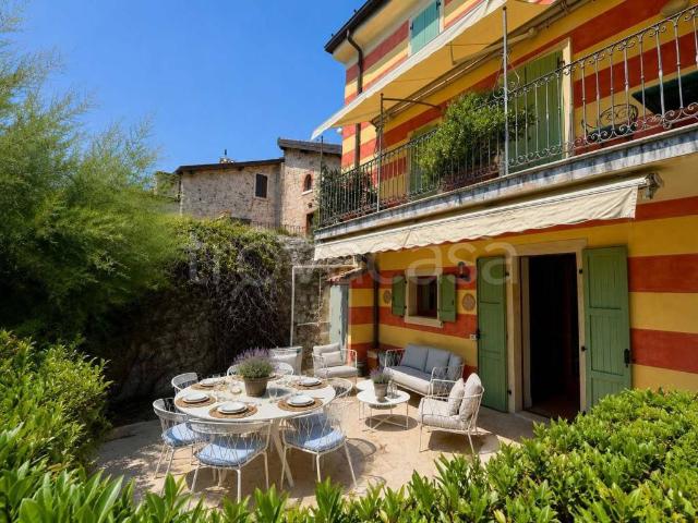 Trilocale in vendita a Torri del Benaco piazza Giuseppe Garibaldi
