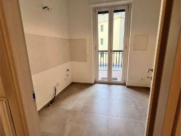 TRILOCALE IN VIALE MASIA CON BALCONE E CANTINA