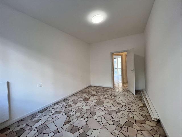 TRILOCALE IN VIALE MASIA CON BALCONE E CANTINA