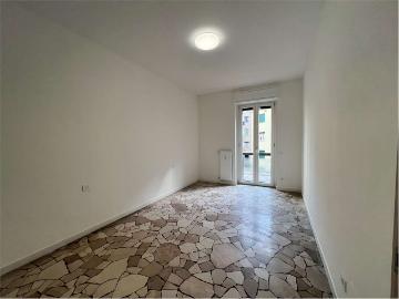 TRILOCALE IN VIALE MASIA CON BALCONE E CANTINA