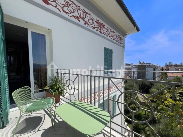 Trilocale ottimo stato, quarto piano, Centro, Bordighera
