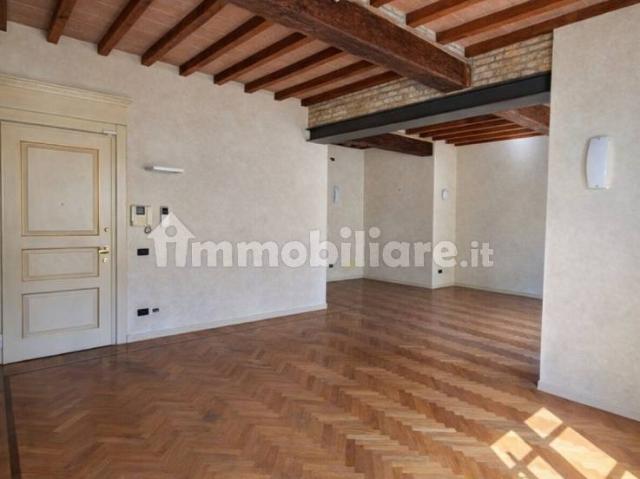 Trilocale ottimo stato, terzo piano, Centro Storico, Parma