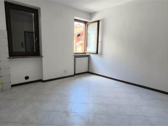 TRILOCALE NON ARREDATO CON BOX