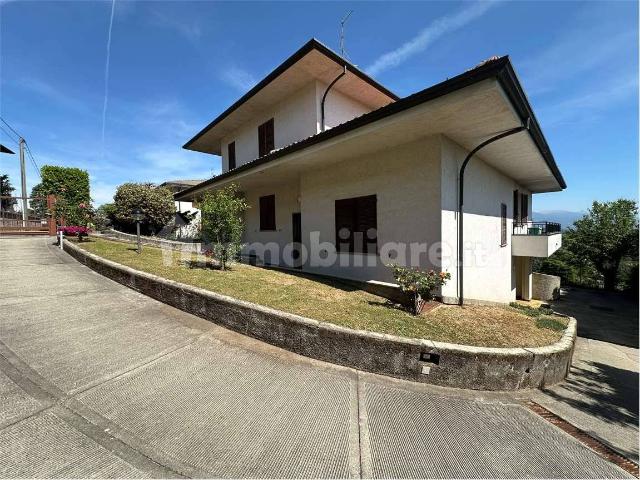 Trilocale via Monte Bisbino, 8, Centro, Appiano Gentile