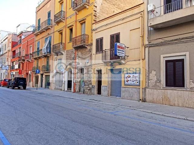 Trilocale via Nino Bixio 27, Centro, Trapani