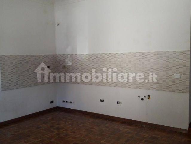 Trilocale via Nostra Signora della Scala 49, Centro Storico, Chieri