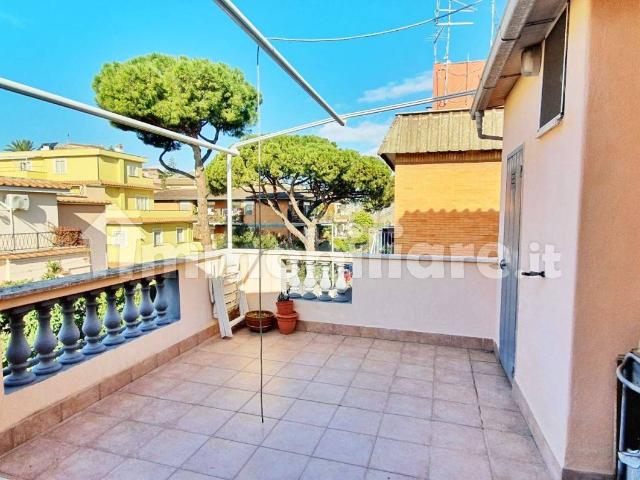 Trilocale via Casalecchio di Reno 27, Vitinia, Roma