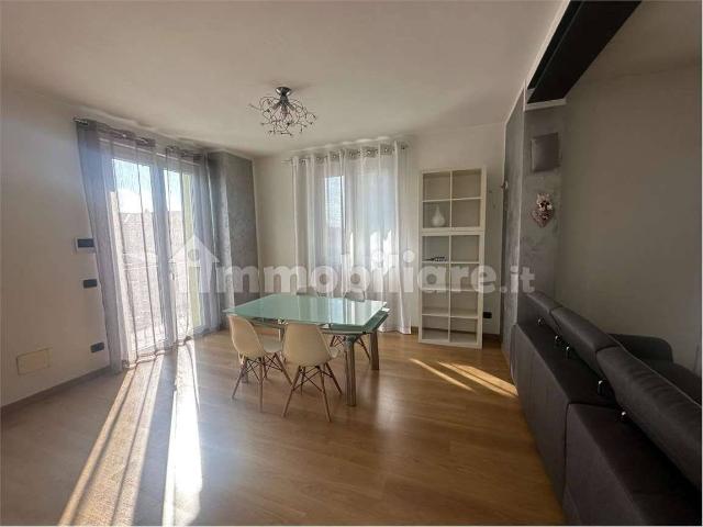 Trilocale via carlo barech, 23, Centro, Angera