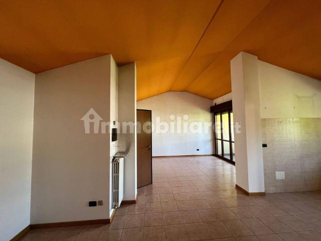 Trilocale via Colli Renato 24, Centro, Azzate