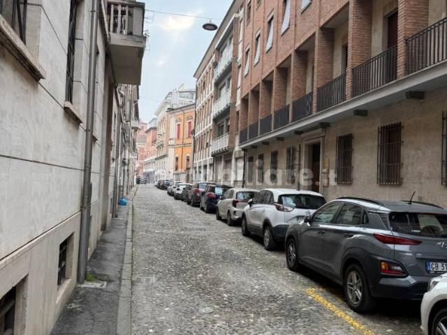 Trilocale via degli Armari, Centro Storico, Ferrara