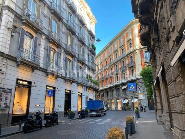 Trilocale via dei Mille, Chiaia, Napoli