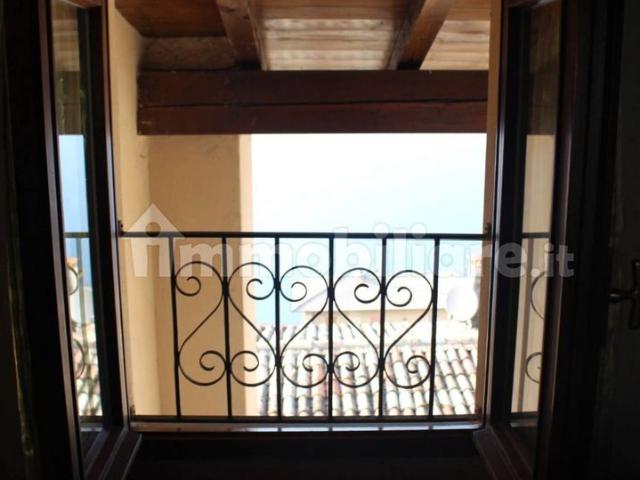 Trilocale via Prada 10, Magugnano, Brenzone sul Garda