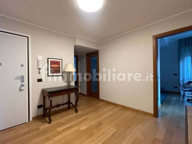 Trilocale via Soperga, Centrale, Milano