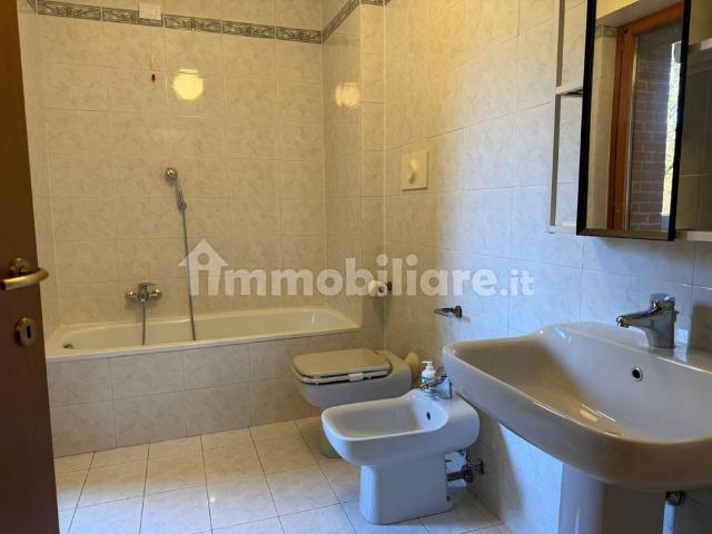 Trilocale via Ticino 10, Taccona, Monza