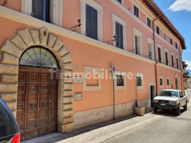 Trilocale via Umberto I 23, Centro, Norcia