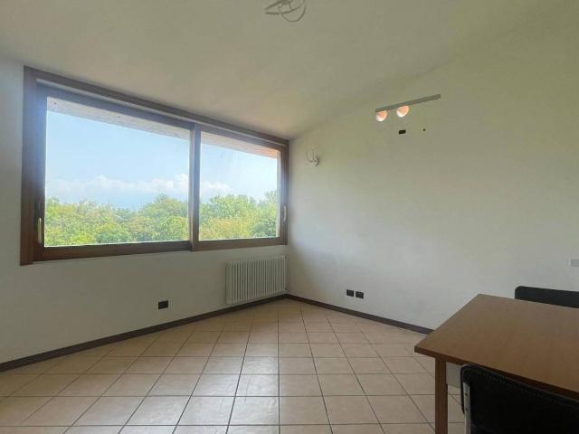 Trilocale via Valle 36, Centro, Salò