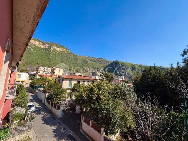 Trilocale via Vicinale Croce di Piperno, Soccavo, Napoli